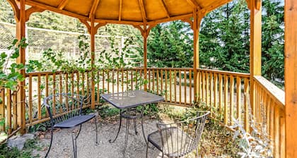 Quilcene ground-floor studio with mountain views & fast WiFi - dog-friendly