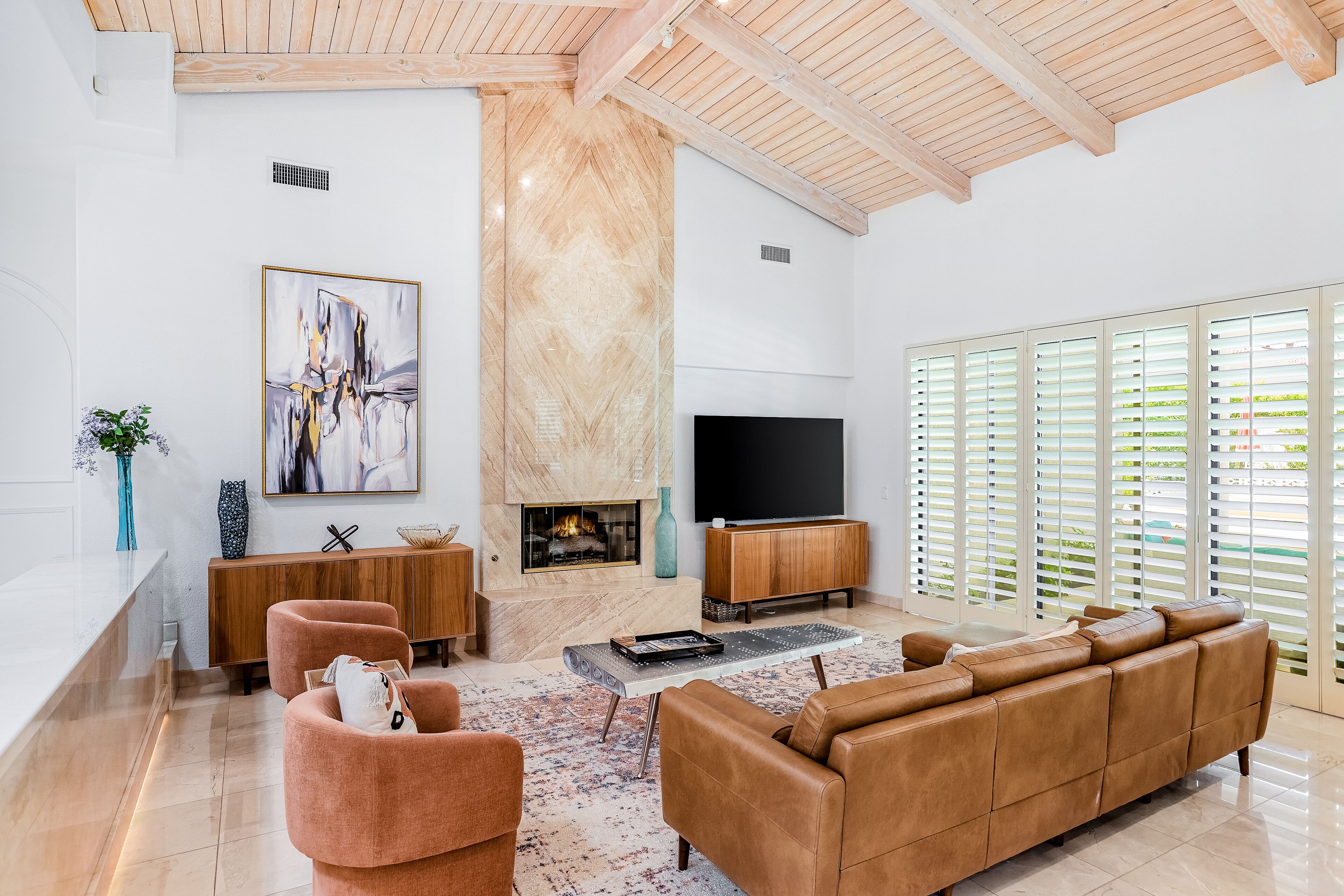 电视、壁炉、书、电脑显示器