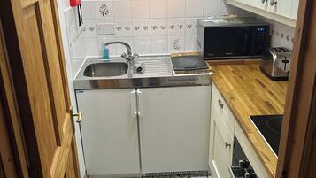 コテージ | 専用キッチン | 冷蔵庫、電気ポット、トースター、調理器具と食器