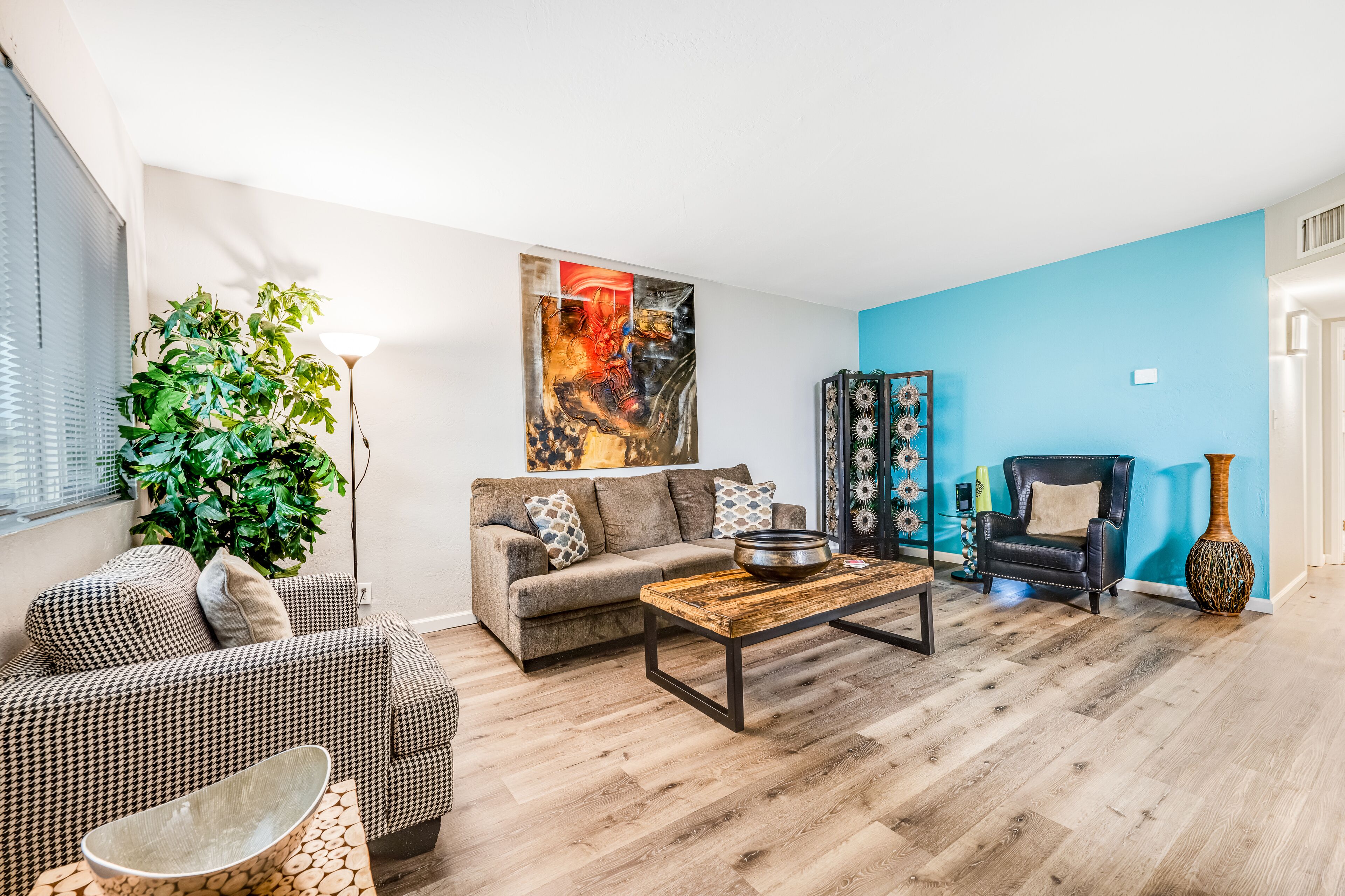 Open & spacious home near downtown with fast WiFi & AC - snowbirds & dogs OK