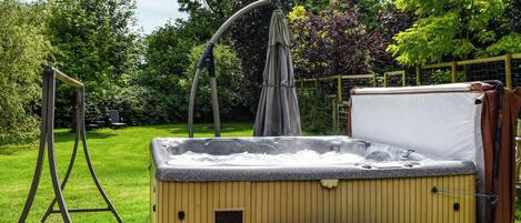 Bañera de hidromasaje al aire libre