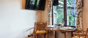 Toms Cabin - UK35173