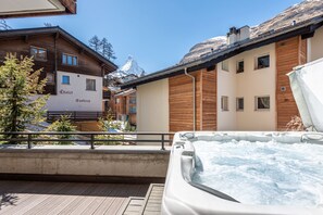 Bañera de hidromasaje al aire libre