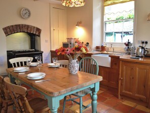 Dining - 2 bedroom accommodation in Windermere (Windermere)