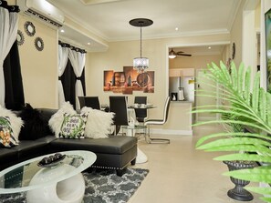 Smart TV - Entire House Cozy Luxury INN Ocean Pointe With Swim Pool,Gym And Free Parking (Lucea)