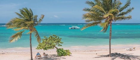 Ubicación cercana a la playa y toallas de playa