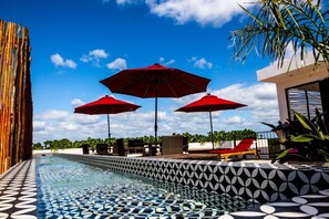 Una piscina al aire libre
