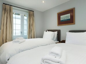 2 bedrooms, free WiFi, bed sheets - 2 bedroom accommodation in Duke Street (Duke Street)