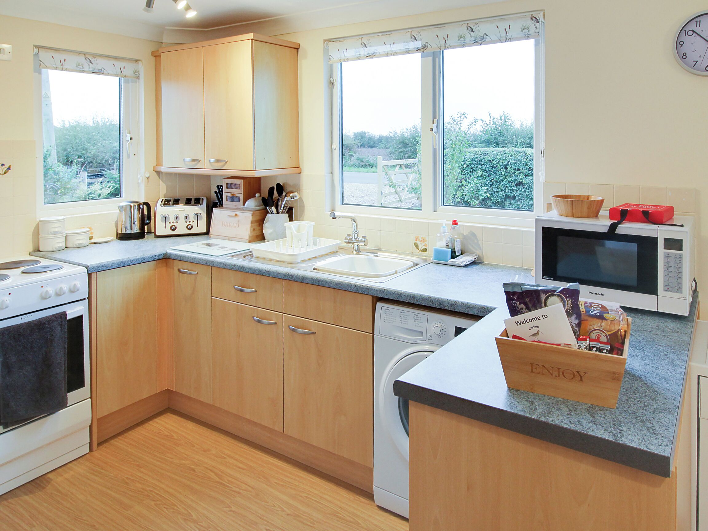 Oppvaskmaskin og høy barnestol