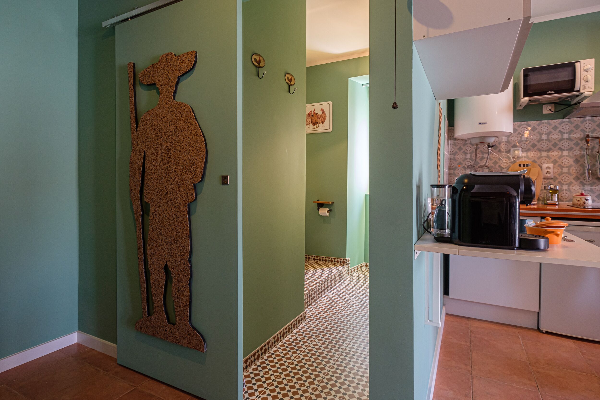 Refrigerador, microondas, parrilla de estufa y cafetera y tetera 