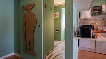 Køleskab, mikrobølgeovn, kogeplade, kaffe-/temaskine