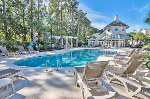 New 2BR condo on 18th hole near beaches & ALL sports arenas—perfect getaway