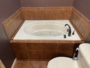 Baignoire, baignoire Ă jets, sĂšche-cheveux, serviettes fournies
