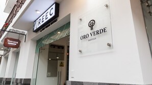 The exterior of ORO VERDE Hotels with signage for REEC and Toscana restaurants. - REEC Latacunga by Oro Verde Hotels (Latacunga)