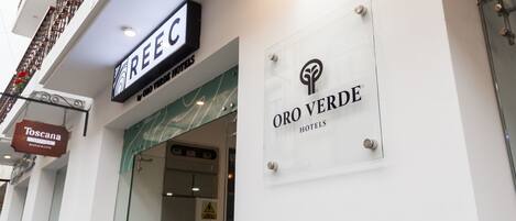 L’extérieur des hôtels ORO VERDE, avec les panneaux indiquant les restaurants REEC et Toscana.
