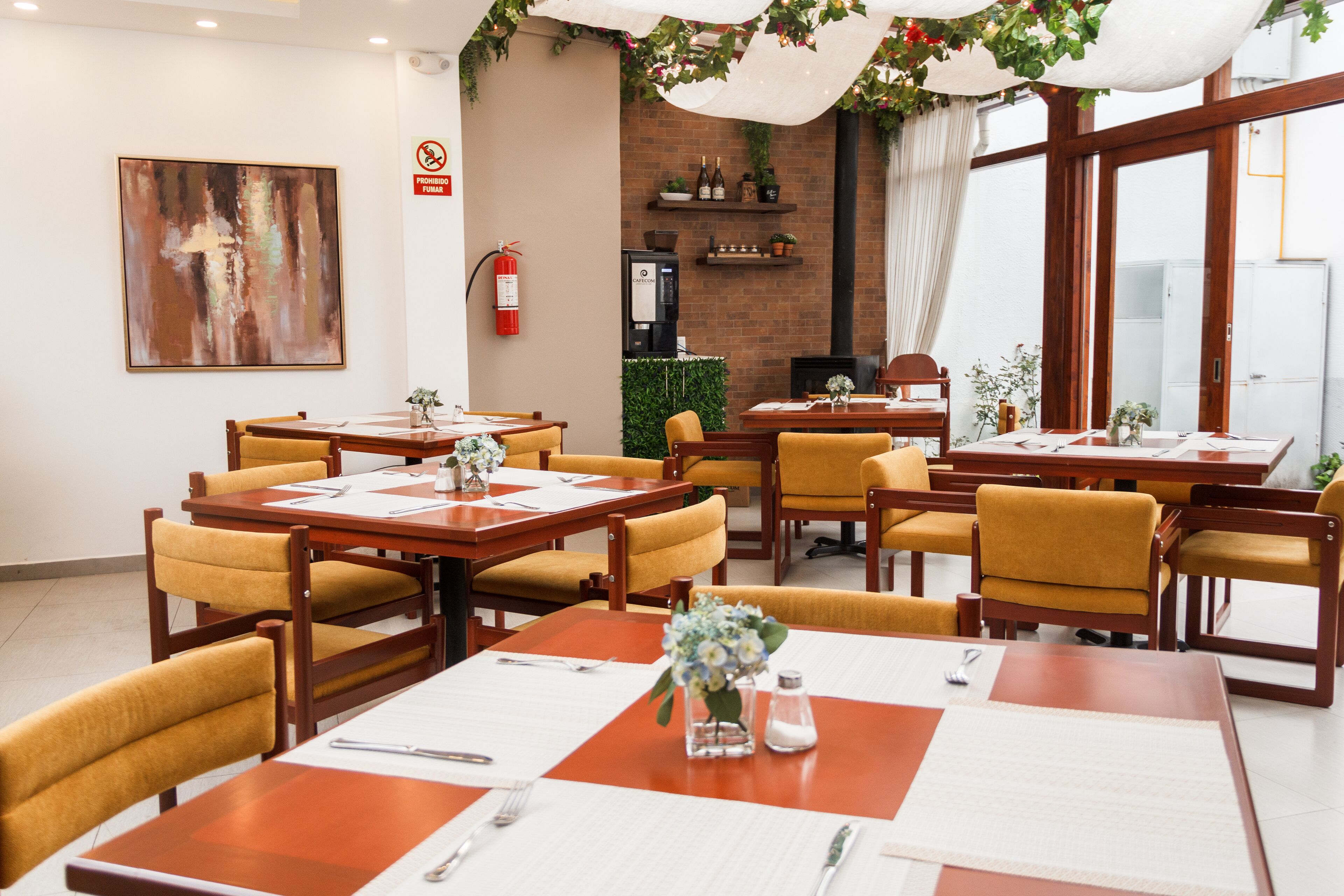 Déjeuner, dîner et souper servis sur place