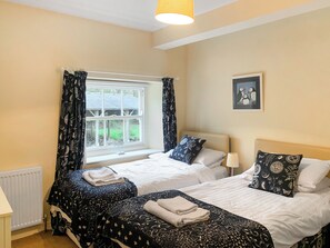 3 bedrooms, free WiFi, bed sheets - 3 bedroom accommodation in Rudston, near Bridlington (Rudston, near Bridlington)