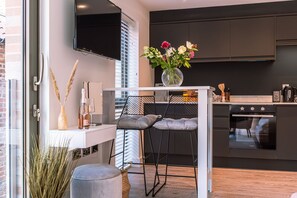 Kühlschrank, Mikrowelle, Ofen, Herdplatte