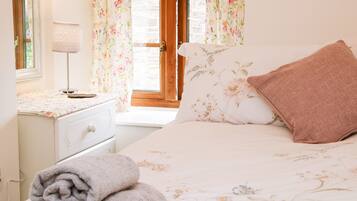 Cottage | 3 bedrooms, individually decorated, individually furnished, free WiFi