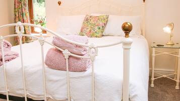 Cottage | 3 bedrooms, individually decorated, individually furnished, free WiFi