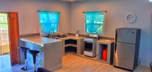 Køleskab, mikrobølgeovn, ovn, kogeplade