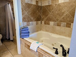 Combined shower/bathtub, jetted bath, hair dryer, towels