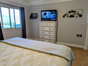 2 bedrooms, iron/ironing board, free WiFi, bed sheets - Riverfront Condo, Minutes to LeConte, Dollywood, Ripken, The Island (Pigeon Forge)
