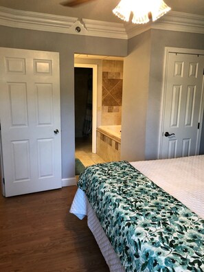 2 bedrooms, iron/ironing board, free WiFi, bed sheets - Riverfront Condo, Minutes to LeConte, Dollywood, Ripken, The Island (Pigeon Forge)