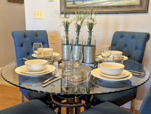 Dining - Riverfront Condo, Minutes to LeConte, Dollywood, Ripken, The Island (Pigeon Forge)