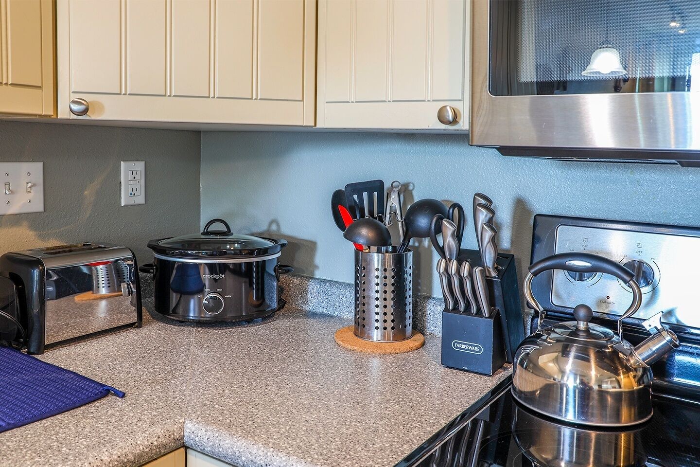 冷蔵庫、電子レンジ、オーブン、コンロ