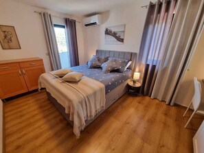 4 bedrooms, free WiFi - Holiday home with outdoor swimming pool (Jadranovo)