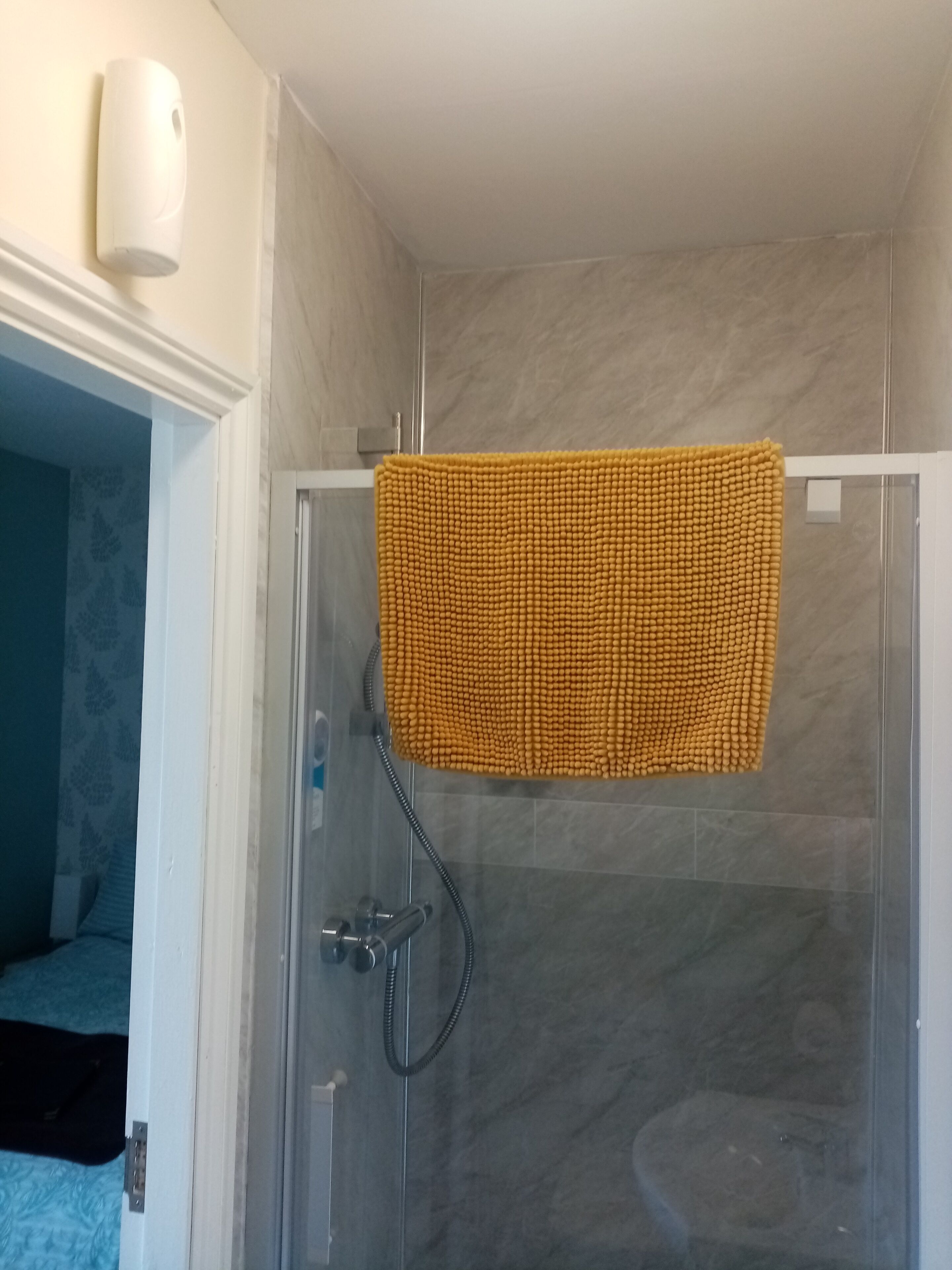 Kamar Double, ensuite (2Bee) | Selimut bulu angsa, busa memori, dan didekorasi berbeda-beda