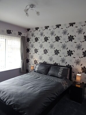 Double Room, Ensuite (1Bee) | Egyptian cotton sheets, down comforters, memory foam beds - Three B's Rooms (Bridlington)