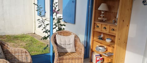 3 chambres, fer et planche à repasser, lit de bébé portatif