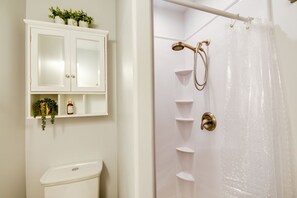 Douche, séchoir à cheveux, serviettes fournies, savon