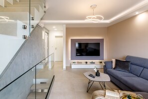 Smart TV, caminetto, tavolo da calcetto