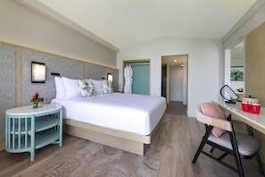 Une chambre dâhĂŽtel comprenant un lit, un bureau, une chaise, une petite table et un miroir.