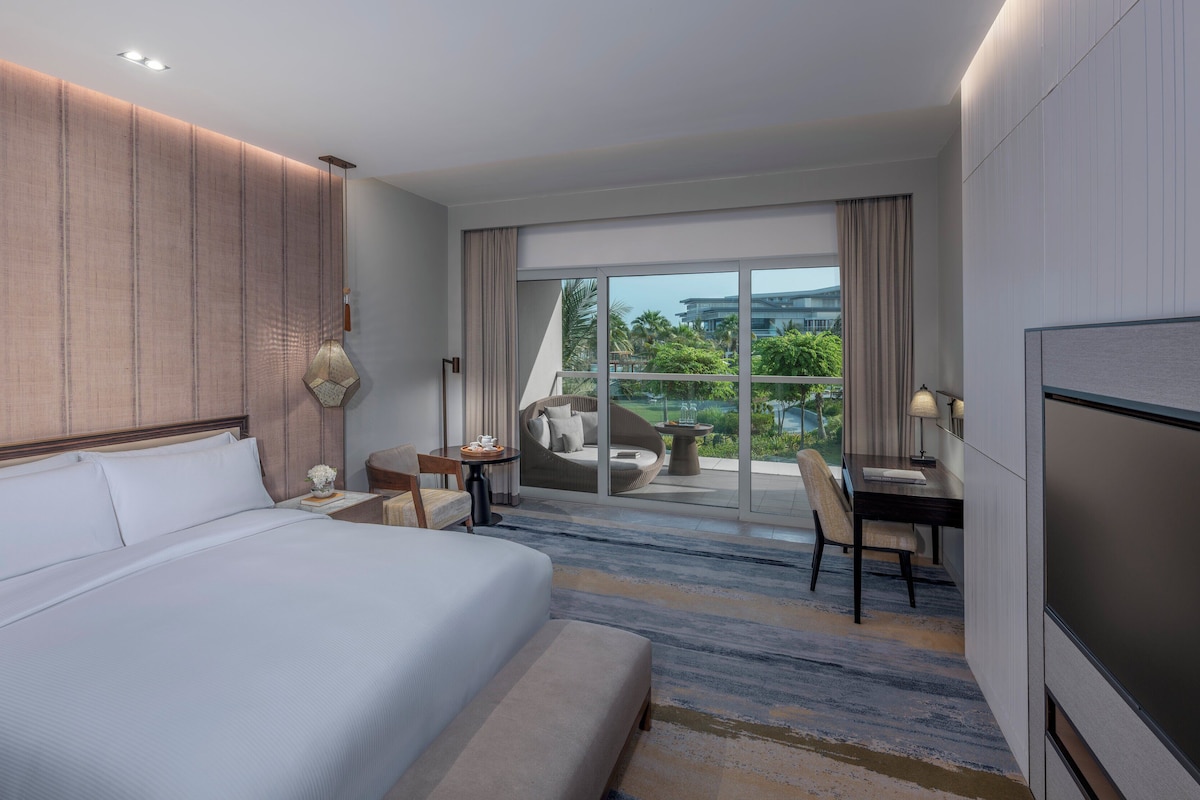 1 King Club Lounge Access Infinity Ocean View | Premium bedding, down comforters, Select Comfort beds, minibar
