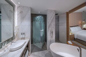 Separate tub and shower, deep soaking tub, hair dryer, bathrobes - InterContinental Ras Al Khaimah Mina Al Arab Resort & Spa by IHG (Ras Al Khaimah)