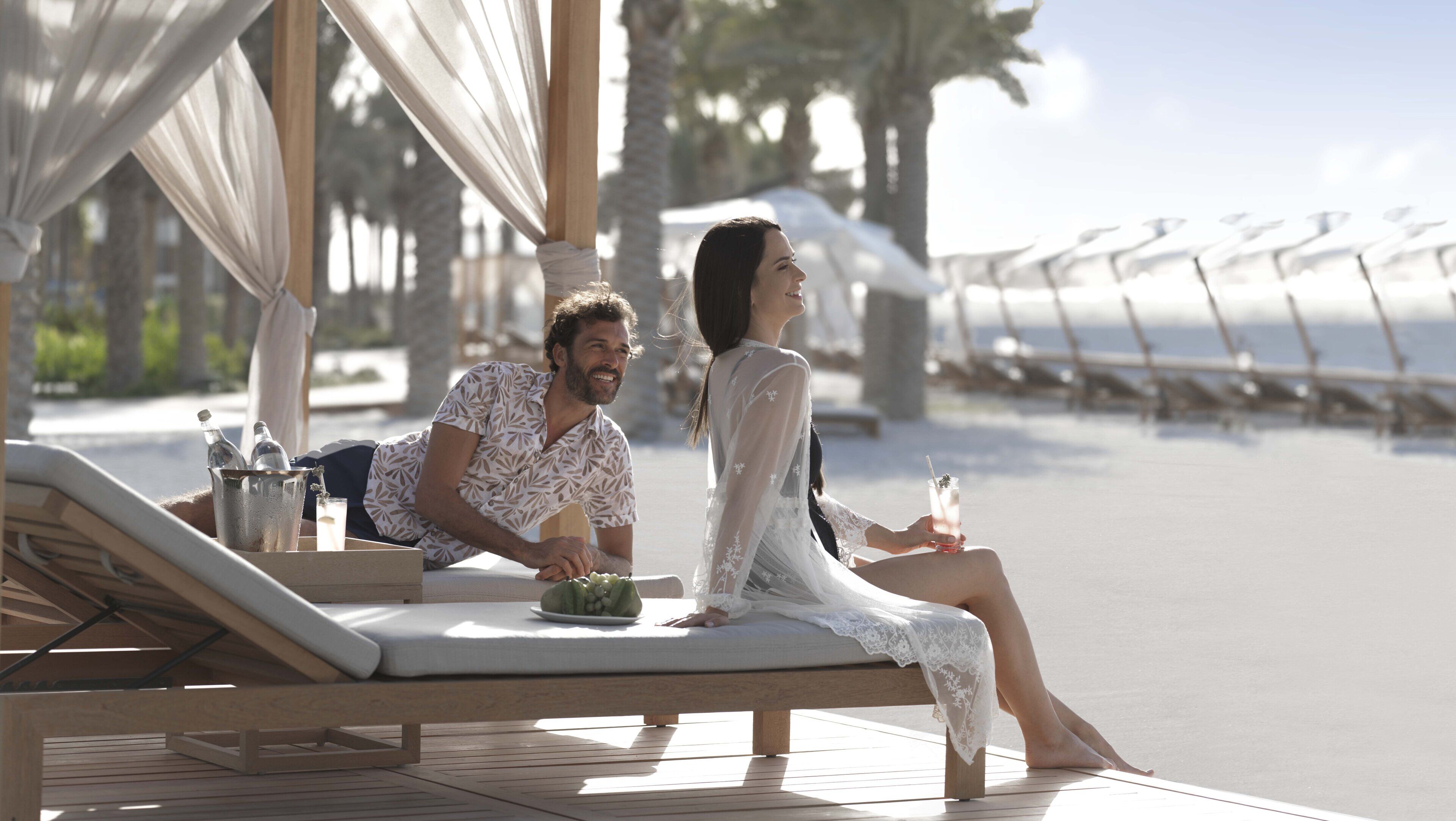 Privat strand, hvit sand, strandbar og kajakkpadling