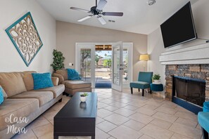 智能电视、壁炉、DVD 播放器、书