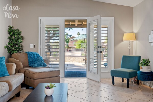 智能电视、壁炉、DVD 播放器、书