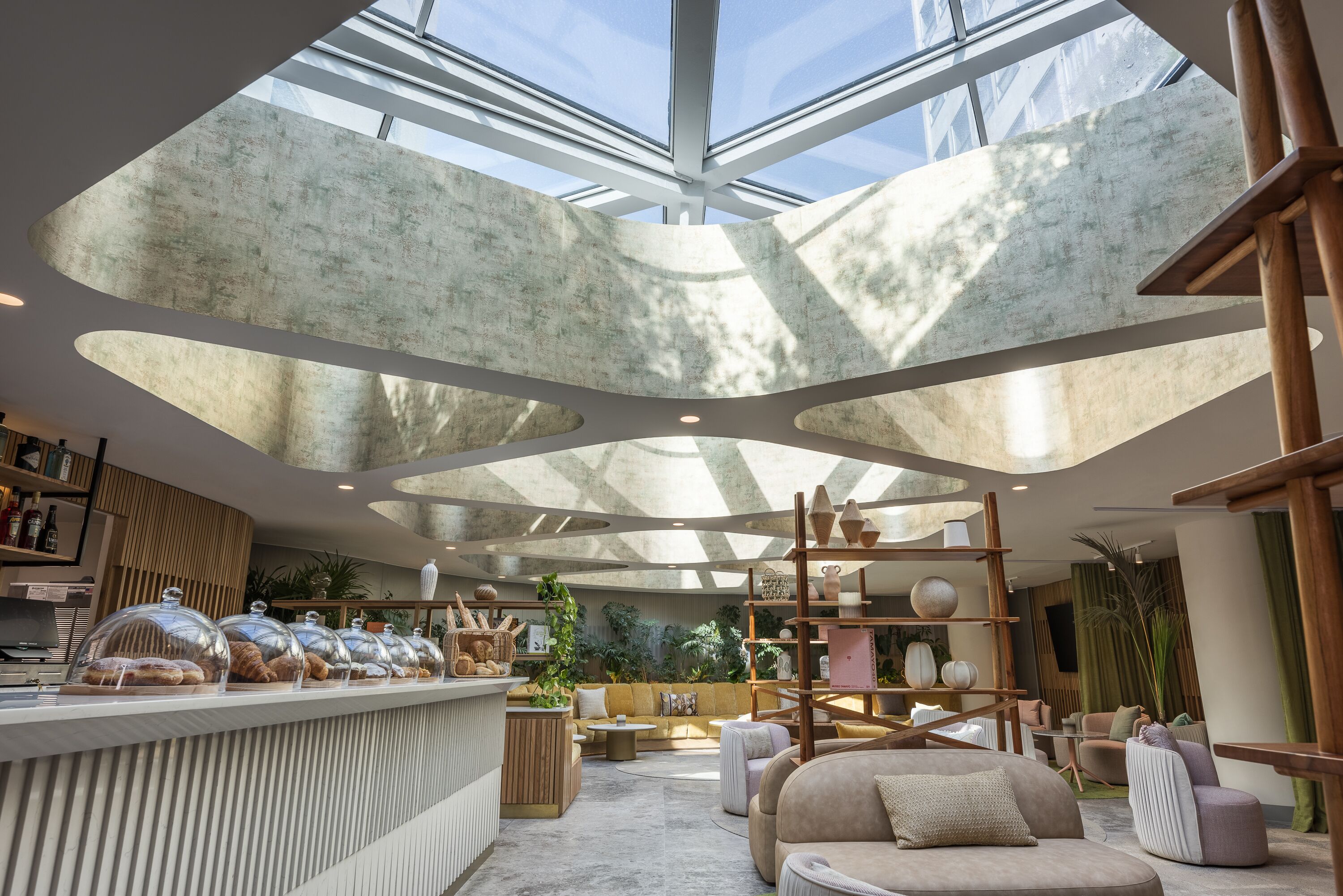 2 restaurantes; se sirve cocina local 