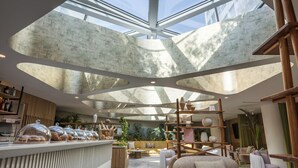 Ein modernes Interieur mit Dachfenster, einer Sitzecke und einer Auswahl an Gebäck.