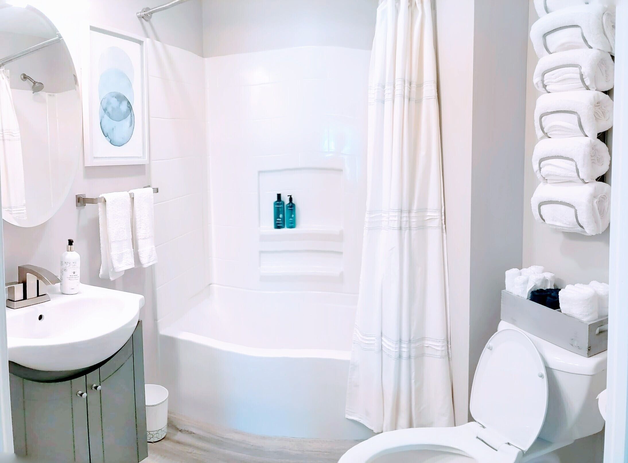 Ensemble douche/baignoire, sèche-cheveux, serviettes fournies, savon