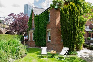 Luxury Cottage, Private Bathroom, Canal View | Garden