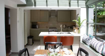 Lock Keepers Cottage - Detached House in the City