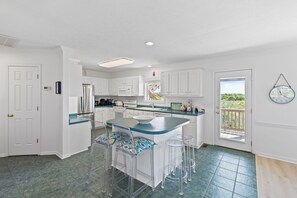 Kylskåp, mikrovågsugn, ugn och spishäll