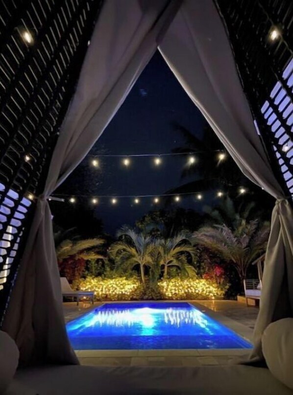 Una piscina al aire libre, una piscina climatizada