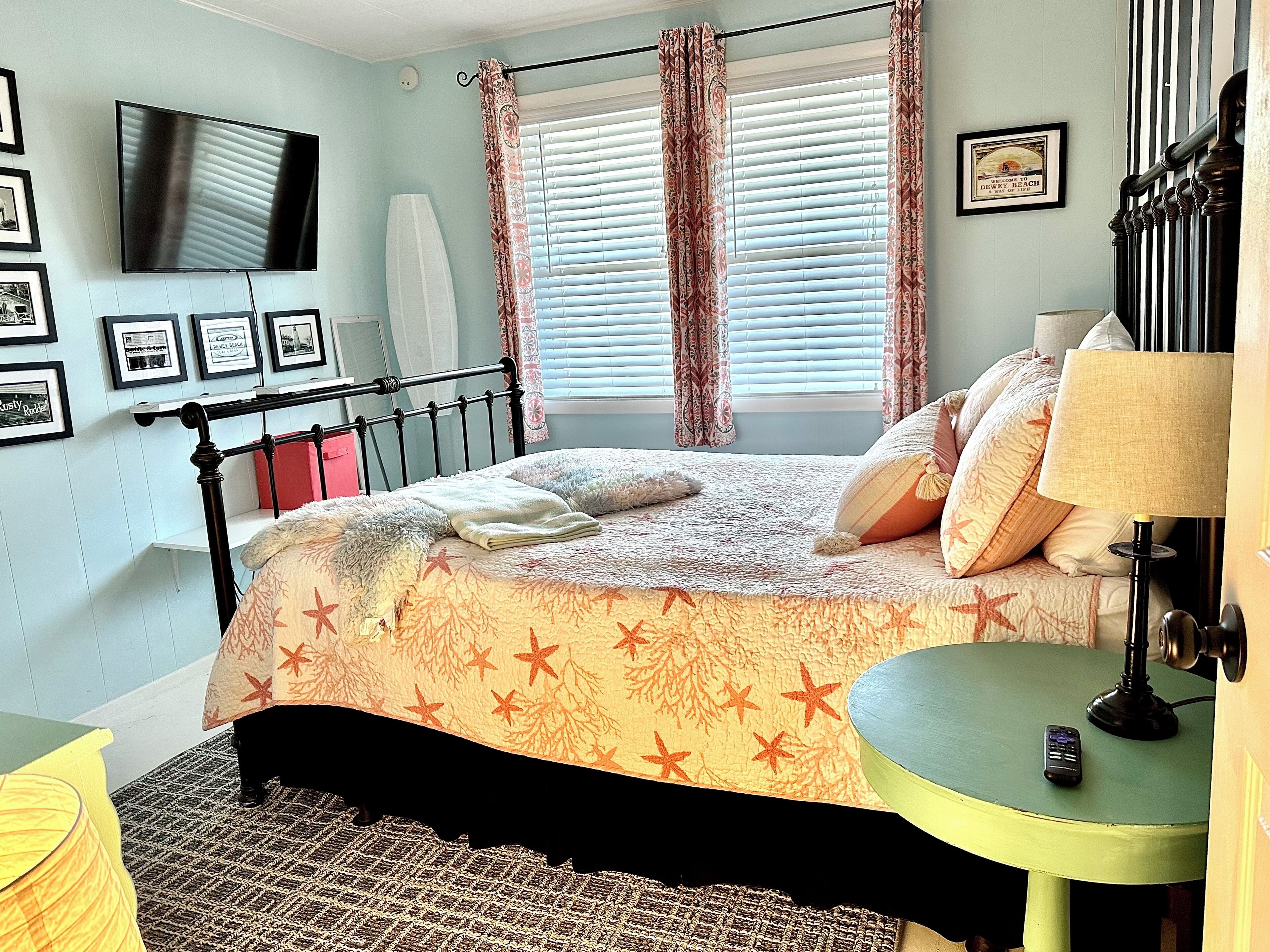 2 slaapkamers, een bureau, een strijkplank/strijkijzer, reisbedje